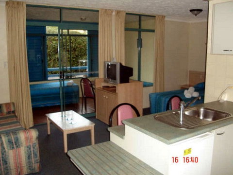 Albion Manor Motel & Serviced Apartments - Accommodation Burleigh 1