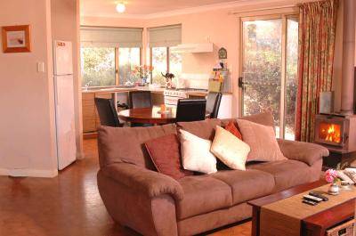 Bettenay's Lakeside Loft Spa Apartment - Accommodation Burleigh 2