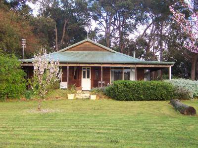 Bettenay's Lakeside Loft Spa Apartment - Accommodation Burleigh 3