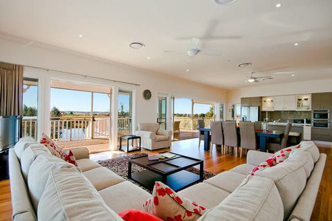 Cornwallis House - Accommodation Burleigh 3