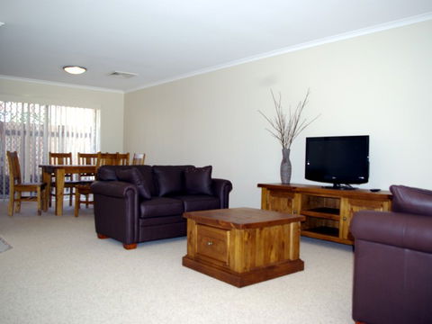 Fairways Bed & Breakfast At Jerilderie - Accommodation Burleigh 2