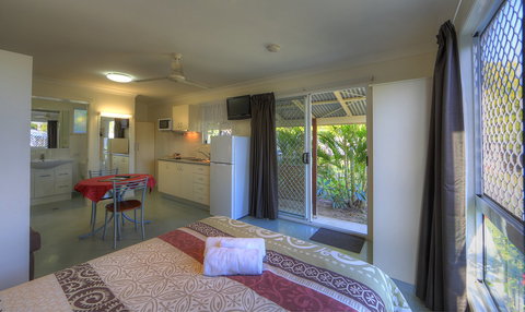Queens Beach Tourist Village - Accommodation Burleigh 3