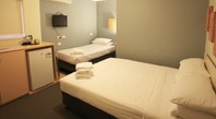 Snooze Inn - Accommodation Burleigh 1