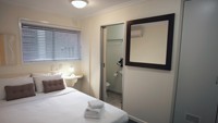 Snooze Inn - Accommodation Burleigh 3