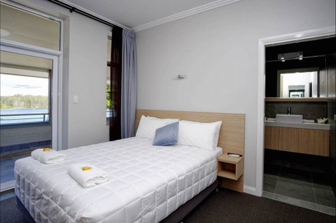 Lakes And Ocean Hotel - Accommodation Burleigh 2