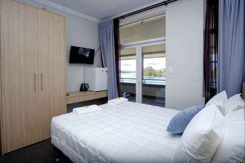 Lakes And Ocean Hotel - Accommodation Burleigh 3