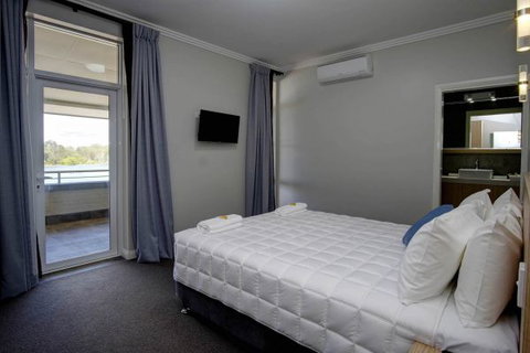 Lakes And Ocean Hotel - Accommodation Burleigh 4