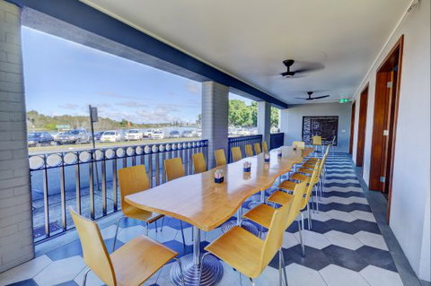 Lakes And Ocean Hotel - Accommodation Burleigh 7