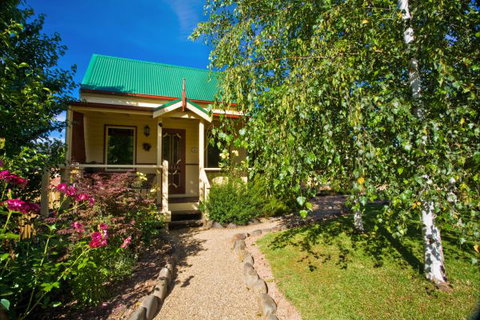 Autumn Abode Cottages - Accommodation Burleigh 2