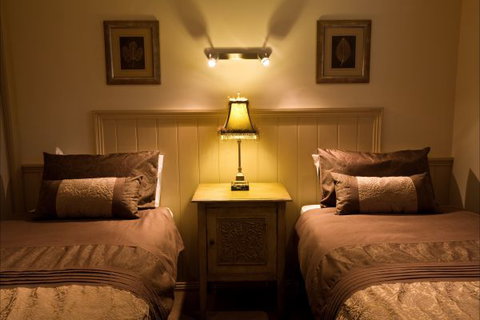 Autumn Abode Cottages - Accommodation Burleigh 4