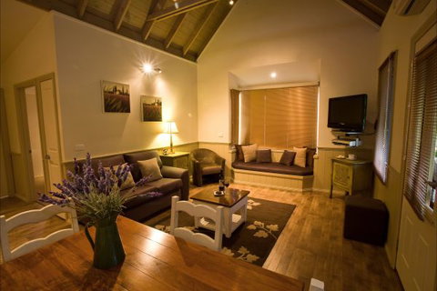 Autumn Abode Cottages - Accommodation Burleigh 5
