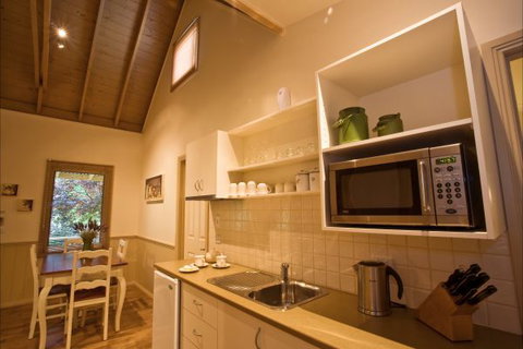 Autumn Abode Cottages - Accommodation Burleigh 6