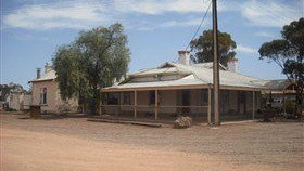 Kingoonya Hotel - Accommodation Burleigh 1
