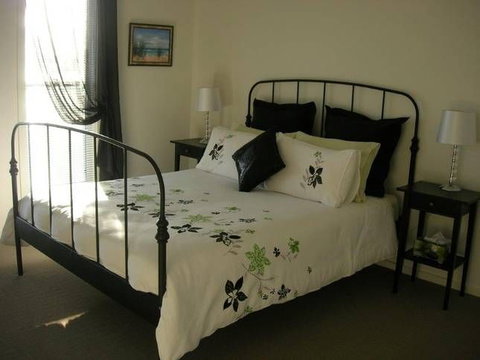 Annies Beach House - Accommodation Burleigh 2