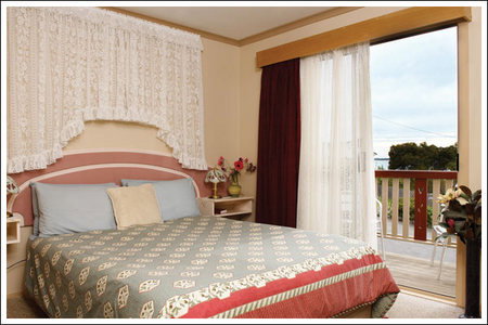 Amos House  & Swansea  Villas - Accommodation Burleigh 2