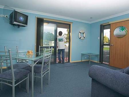 Strahan Bungalows - Accommodation Burleigh 2