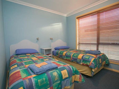 Strahan Bungalows - Accommodation Burleigh 4