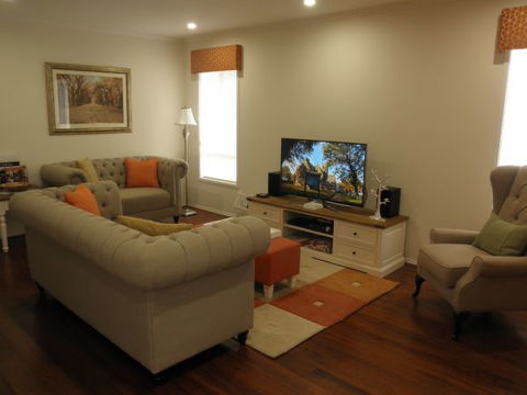 C&C's Bed And Breakfast - Accommodation Burleigh 7