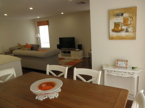C&C's Bed And Breakfast - Accommodation Burleigh 8