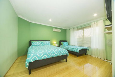 Alpha Homestay - Accommodation Burleigh 0