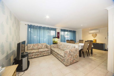 Alpha Homestay - Accommodation Burleigh 4