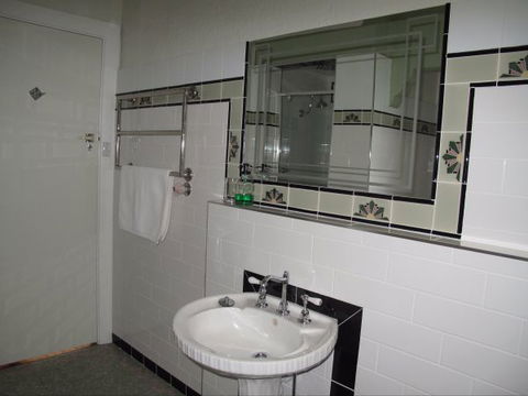 B&B Wodonga - Art Deco Accommodation - Accommodation Burleigh 9