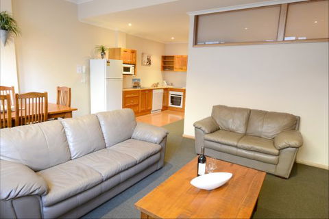 Falls Creek Country Club - Accommodation Burleigh 9