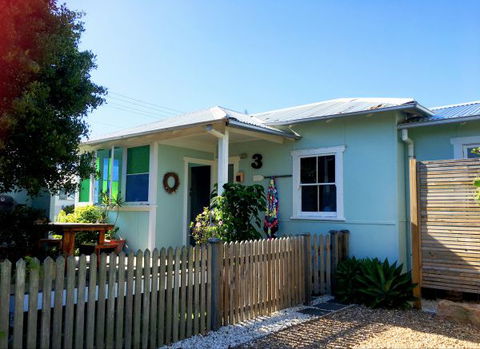 Atlantis Seafarers Cottage - Accommodation Burleigh 0