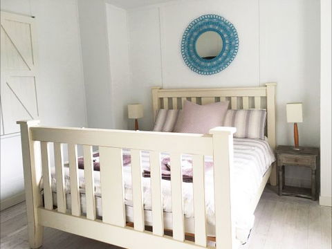 Atlantis Seafarers Cottage - Accommodation Burleigh 2