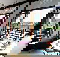 Bettenay's Lakeside Chalets and Luxury Spa Apartment - Accommodation Burleigh