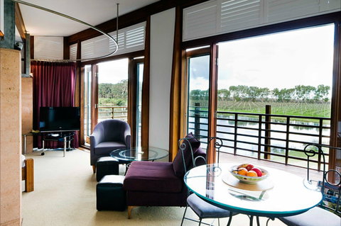 Bettenay's Lakeside Chalets And Luxury Spa Apartment - Accommodation Burleigh 0
