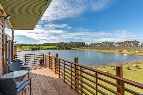 Bettenay's Lakeside Chalets And Luxury Spa Apartment - Accommodation Burleigh 1