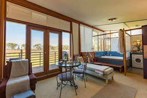 Bettenay's Lakeside Chalets And Luxury Spa Apartment - Accommodation Burleigh 2