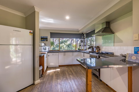 Bettenay's Lakeside Chalets And Luxury Spa Apartment - Accommodation Burleigh 5