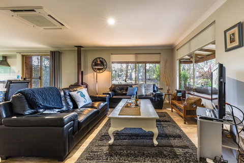 Bettenay's Lakeside Chalets And Luxury Spa Apartment - Accommodation Burleigh 6