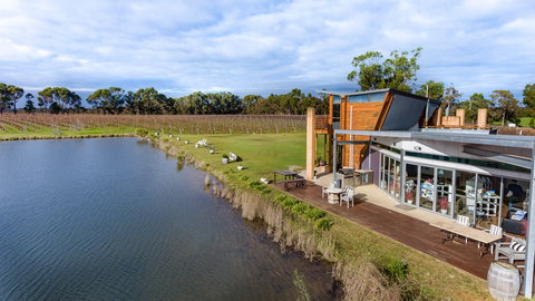Bettenay's Lakeside Chalets And Luxury Spa Apartment - Accommodation Burleigh 7