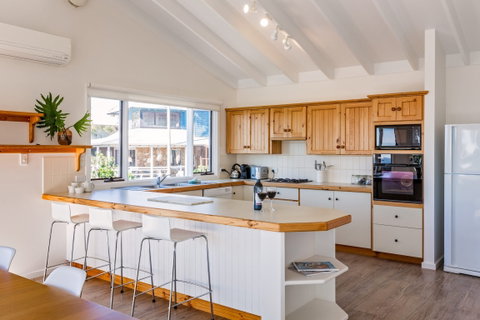 Eagle Heights - Accommodation Burleigh 1