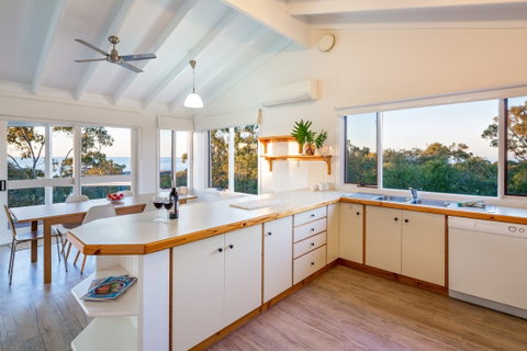 Eagle Heights - Accommodation Burleigh 2