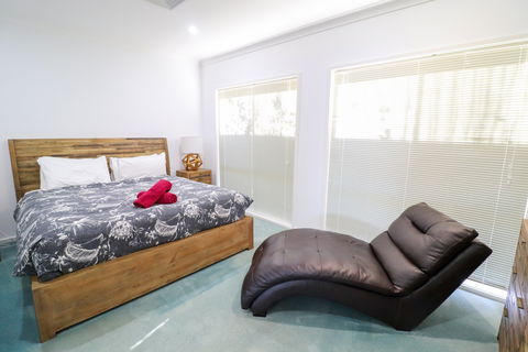 El Lago Jetty - Accommodation Burleigh 3