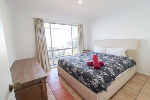 El Lago Jetty - Accommodation Burleigh 5