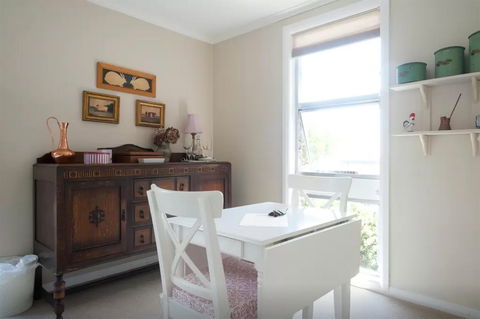 Every Man And His Dog Vineyard - Accommodation Burleigh 2