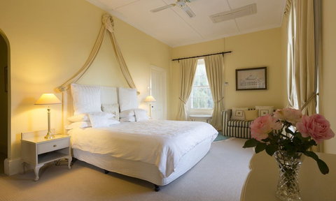 Faversham House - Accommodation Burleigh 0