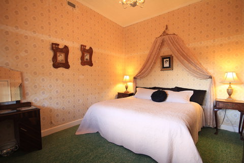 Rostrata Country House - Accommodation Burleigh 3