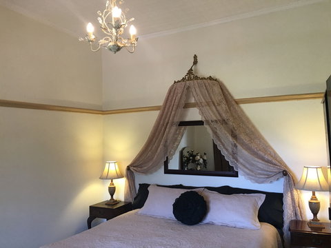 Rostrata Country House - Accommodation Burleigh 9