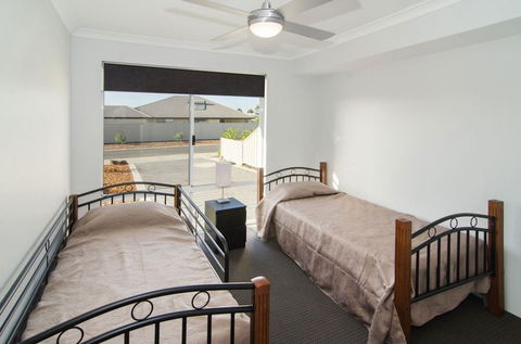 Fairway Isle - Accommodation Burleigh 2