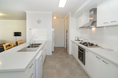 Fairway Isle - Accommodation Burleigh 3