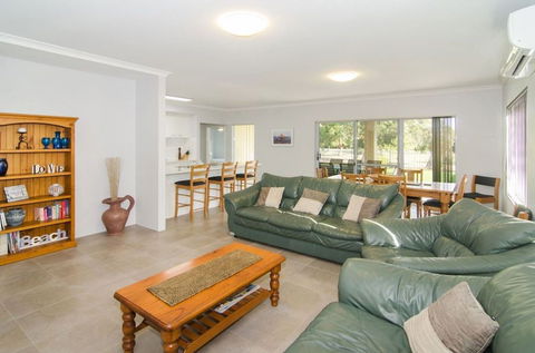 Fairway Isle - Accommodation Burleigh 4