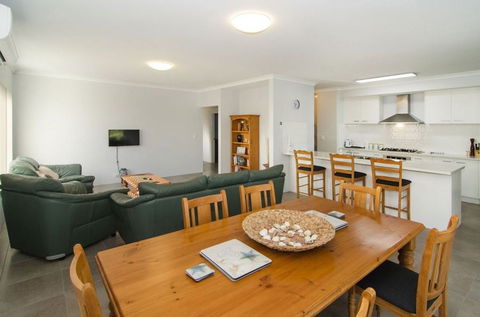 Fairway Isle - Accommodation Burleigh 5