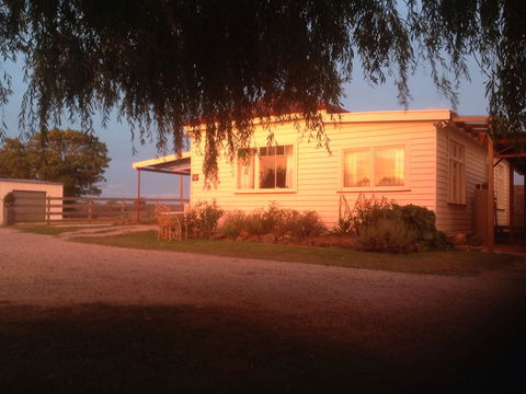 Fairview Bed And Breakfast Cottage - Accommodation Burleigh 1