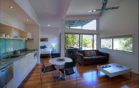 Mobys Beachside Retreat - Accommodation Burleigh 1
